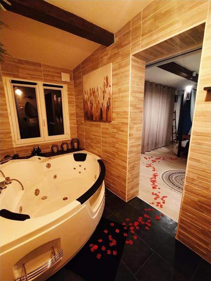 A l'Orée des pins - Gite indépendant avec baignoire balnéo et Home Cinéma en sup - Voir info de l'hôte Cuges-les-Pins Exterior foto