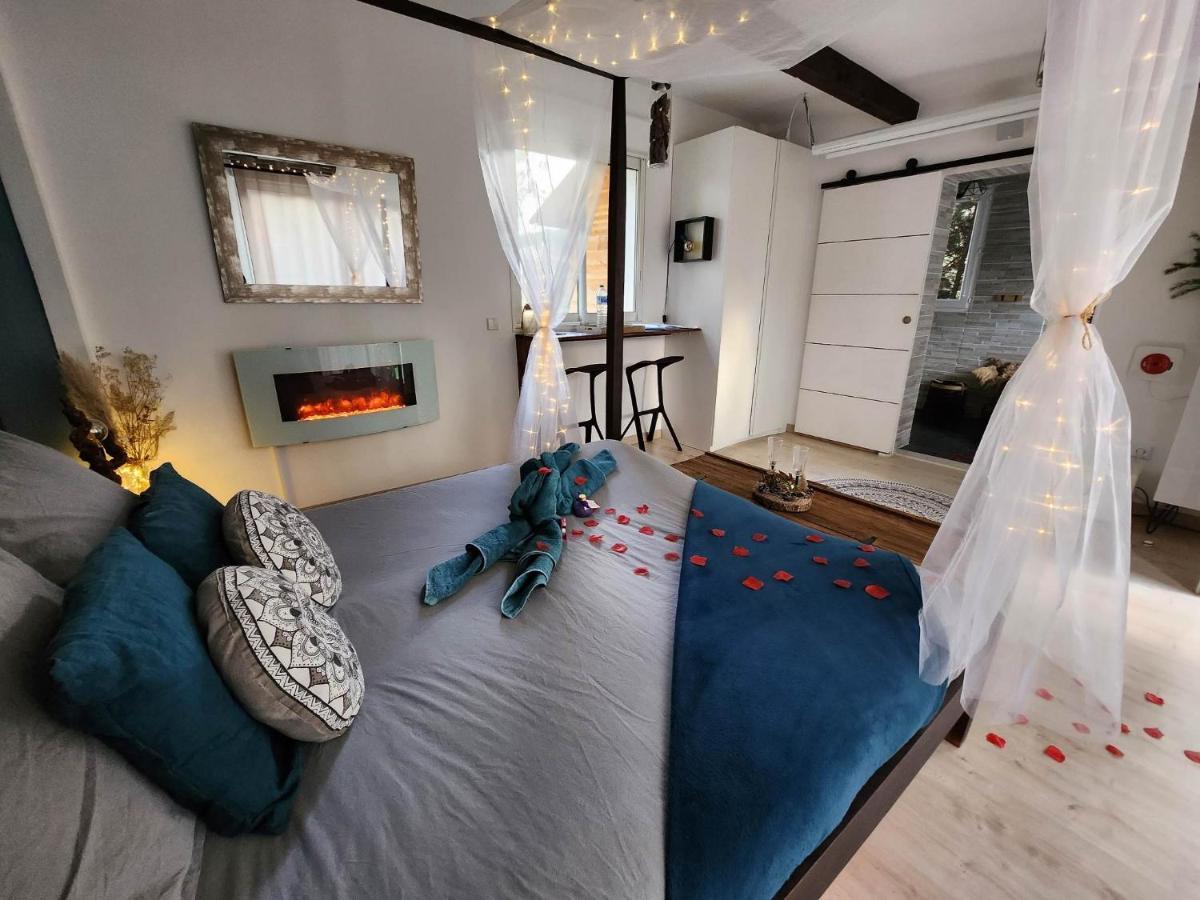 A l'Orée des pins - Gite indépendant avec baignoire balnéo et Home Cinéma en sup - Voir info de l'hôte Cuges-les-Pins Exterior foto