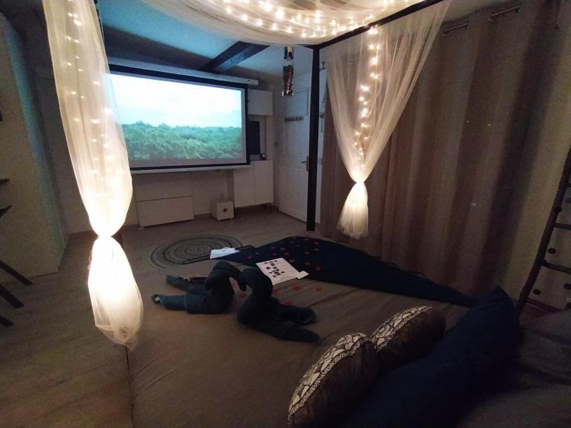 A l'Orée des pins - Gite indépendant avec baignoire balnéo et Home Cinéma en sup - Voir info de l'hôte Cuges-les-Pins Exterior foto